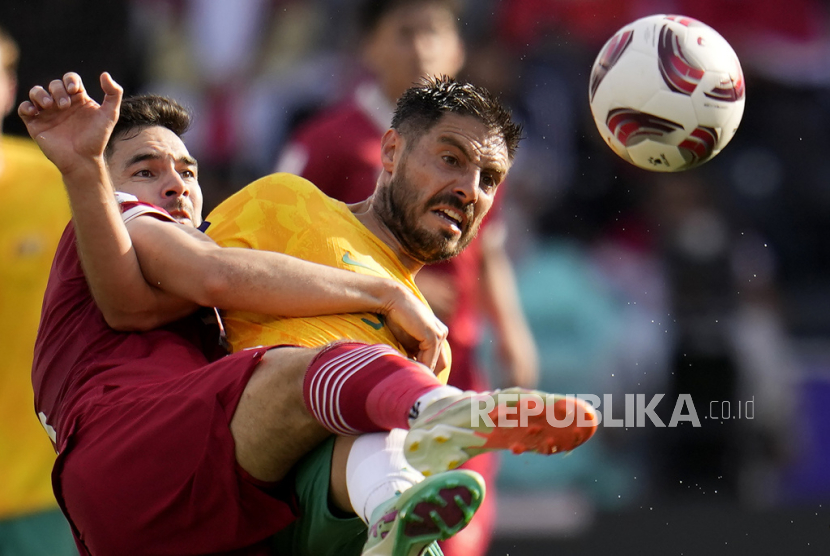 Indonesia Sandy Walsh, left, and Australia Bruno Fornapoli fight for the ball during the Asian Cup round of 16 soccer match between Australia and Indonesia at Jassim Bin Hamad Stadium in Doha, Qatar, Sunday, Jan. 28, 2024. 