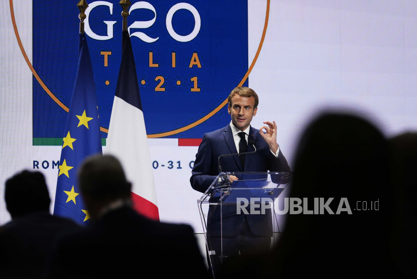 Presiden Prancis Emmanuel Macron berbicara selama konferensi media pada KTT G20 di Roma, Minggu, 31 Oktober 2021.