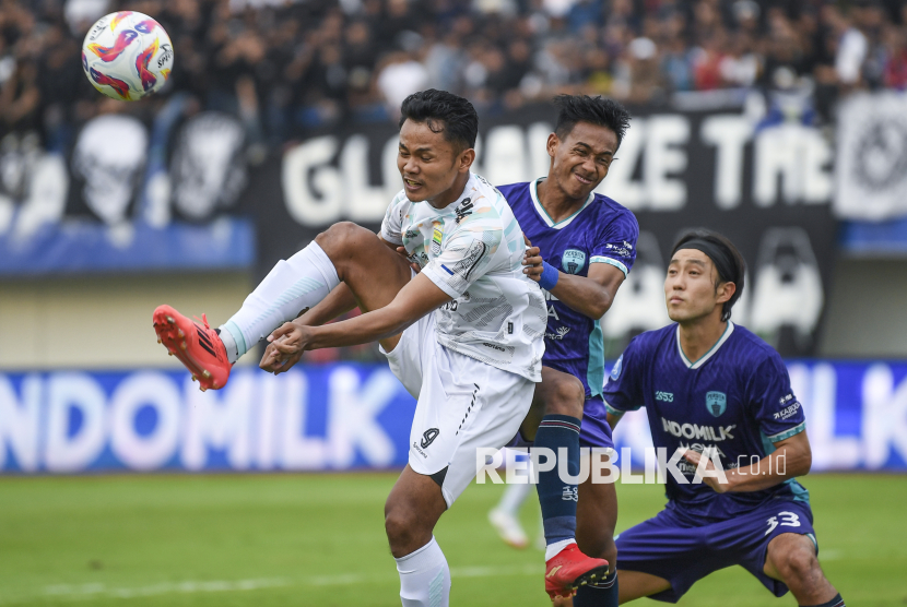Pesepak bola Persita Tangerang Muhammad Toha (tengah) dan Sin Yeong Bae (kanan) berebut bola dengan pesepak bola Persib Bandung Dimas Drajad (kiri) saat pertandingan BRI Liga 1 2024/2025 di Stadion Indomilk Arena, Kabupaten Tangerang, Banten, Jumat (16/5/2025). Persita Tangerang berhasil menahan imbang Persib Bandung dengan skor 2-2. 
