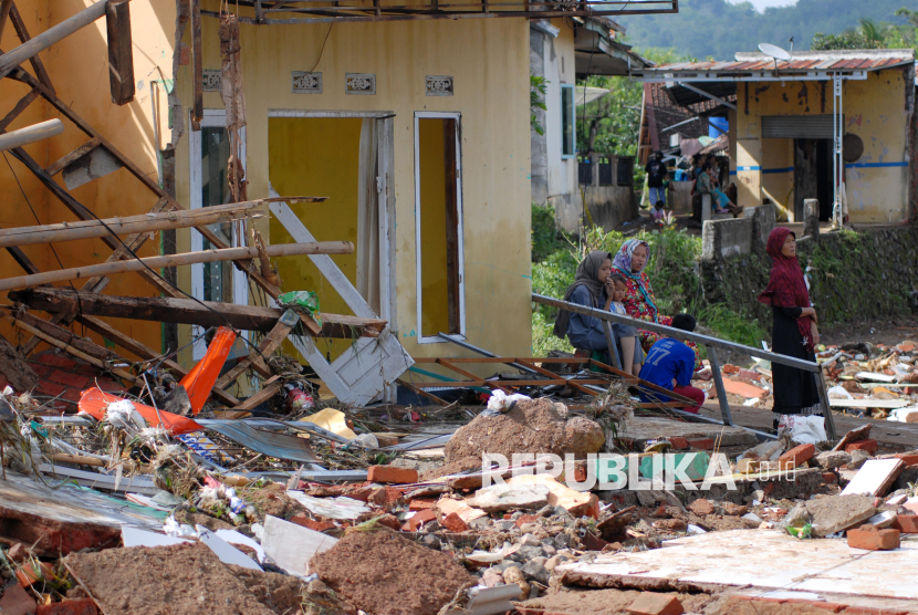 Sejumlah warga menyaksikan dampak banjir bandang di Kampung Cieurih, Desa Datarnangka, Sagaranten, Kabupaten Sukabumi, Jawa Barat, Kamis (5/12/2024). Bencana banjir bandang dan tanah longsor di sejumlah titik di wilayah Kabupaten Sukabumi pada Senin (2/12/2024) tersebut mengakibatkan tiga korban meninggal dunia dan empat orang lainnya masih dinyatakan hilang. 