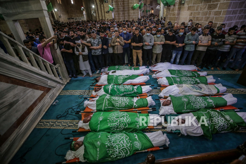  Warga Palestina menghadiri pemakaman 15 orang yang tewas dalam serangan udara Israel di Kota Gaza, 13 Mei 2021.