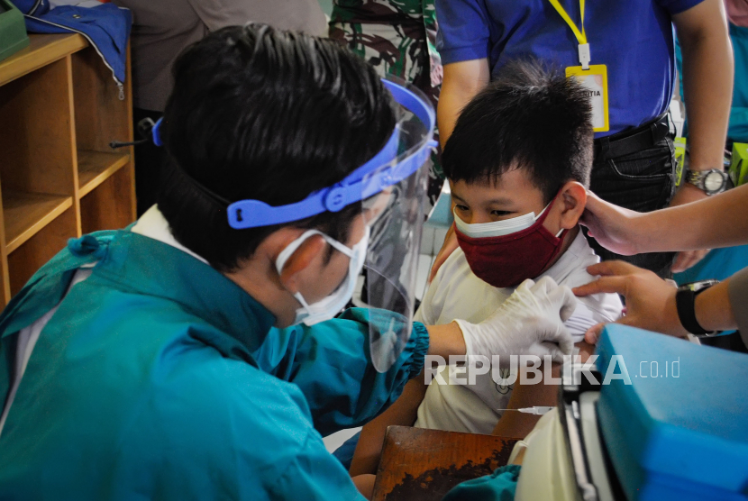 Vaksinasi untuk siswa SD di SD Yos Sudarso Kabupaten Garut, Rabu (29/12). Dinas Kesehatan Kabupaten Garut melaksanakan Kick Off Vaksinasi bagi anak usia 6-11 dengan target total 150 anak di hari pertama.