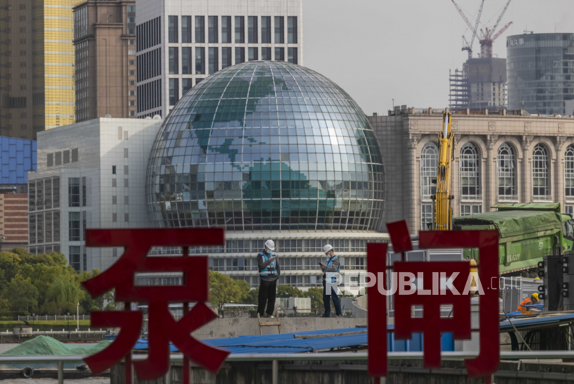  Orang-orang bekerja di lokasi konstruksi di Shanghai, Cina, 15 April 2021 (dikeluarkan 16 April 2021). PDB (Produk Domestik Bruto) China naik 18,3 persen 