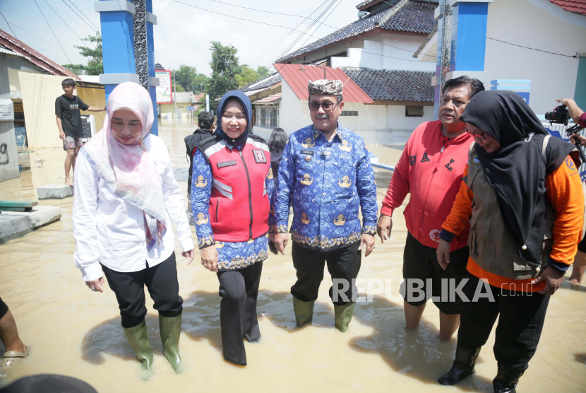 Bupati Cirebon, Imron, meninjau lokasi banjir di Desa Sidareami, Kecamatan Pabedilan, Rabu (6/3/2024). Banjir di Kabupaten Cirebon menerjang 36 desa di sembilan kecamatan. 