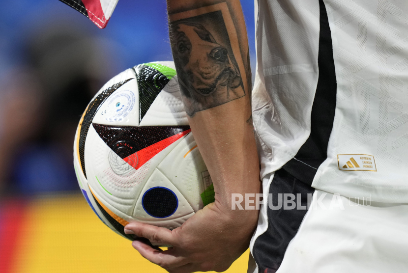  Tato di tangan Toni Kroos dari Jerman terlihat saat memegang bola pada laga Euro 2024.