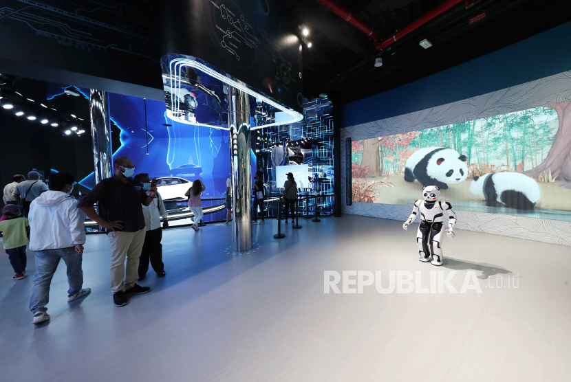  Orang-orang menonton robot panda di paviliun Tiongkok selama EXPO 2020 di Dubai, Uni Emirat Arab, 05 Oktober 2021. Sebanyak 192 negara ambil bagian dalam EXPO 2020 Dubai yang berlangsung dari 01 Oktober 2021 hingga 31 Maret 2022.