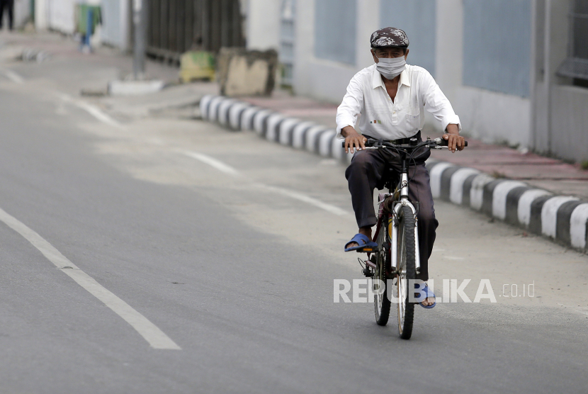 Seorang warga mengayuh sepeda di Kota Gorontalo, Gorontalo, Ahad (3/5/2020). Pembatasan Sosial Berskala Besar (PSBB) akan diberlakukan di Provinsi Gorontalo pada tanggal 7 Mei 2020 guna mencegah meluasnya pandemi COVID-19
