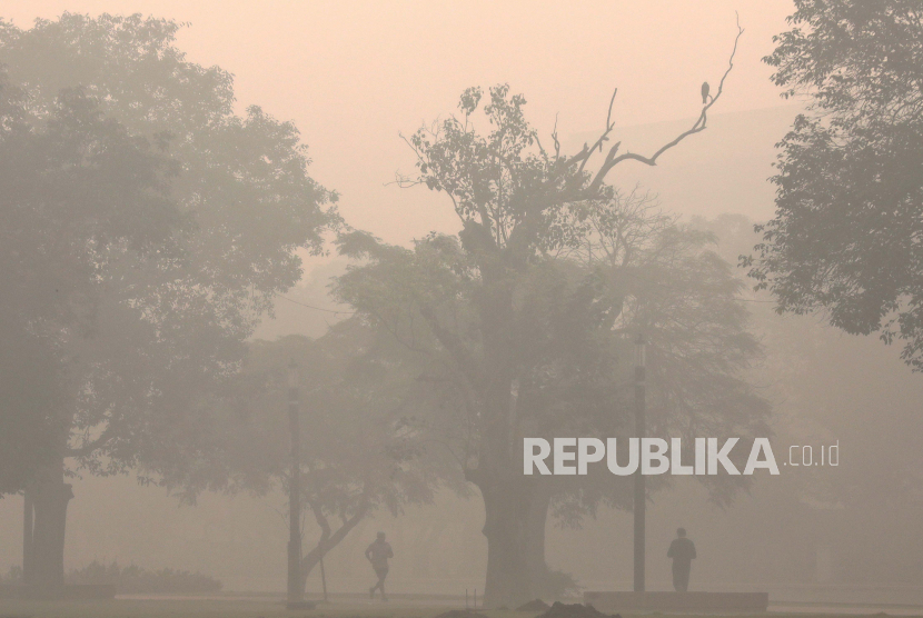 Orang-orang berolahraga saat lapisan kabut asap tebal menyelimuti kota di Rajpath, di New Delhi, India, 03 November 2022. Kualitas udara Delhi dan Kawasan Ibu Kota Nasional tergelincir ke dalam kategori 