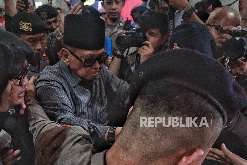 Pimpinan Pondok Pesantren Al Zaytun Panji Gumilang berjalan saat akan menjalani pemeriksaan di Bareskrim Mabes Polri, Jakarta, Selasa (1/8/2023). Panji Gumilang menjalani pemeriksaan sebagai saksi terkait tindak pidana penistaan agama