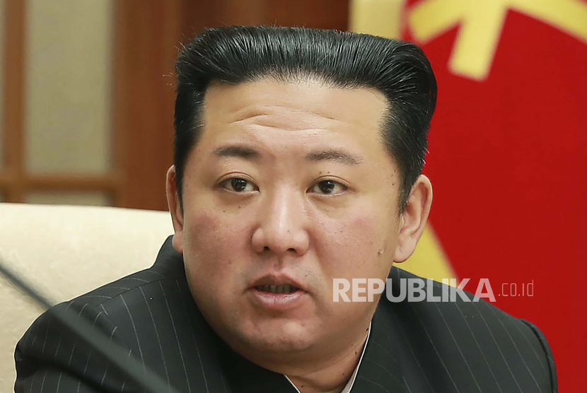 Dalam foto yang disediakan oleh pemerintah Korea Utara, pemimpin Korea Utara Kim Jong Un menghadiri pertemuan Komite Sentral Partai Buruh yang berkuasa di Pyongyang, Korea Utara pada 19 Januari 2022. 