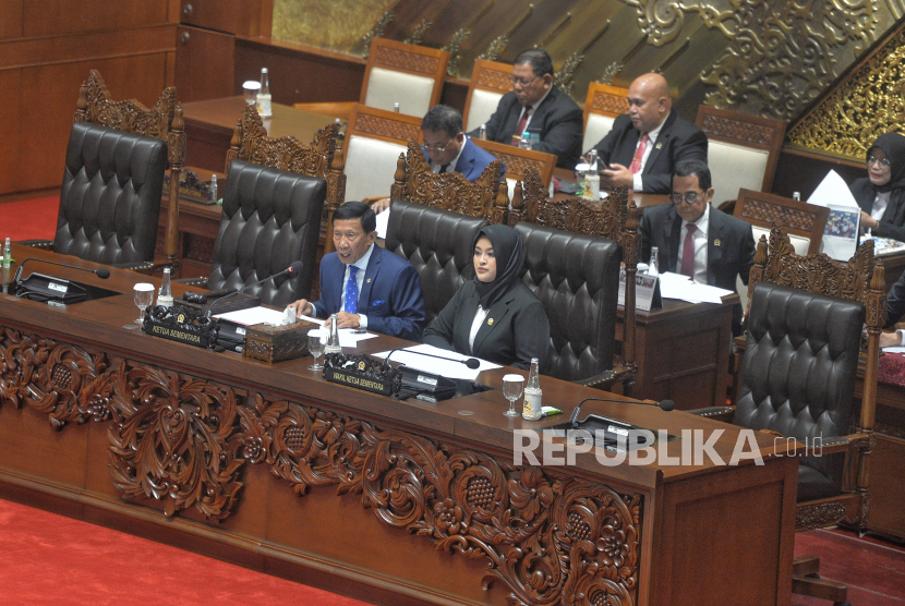 Pimpinan Sementara DPR Guntur Sasono dan Annisa Mahesa memimpin rapat paripurna pemilihan dan penetapan pimpinan DPR periode 2024-2029  di kompleks Parlemen, Senayan, Jakarta, Selasa (1/10/2024). 