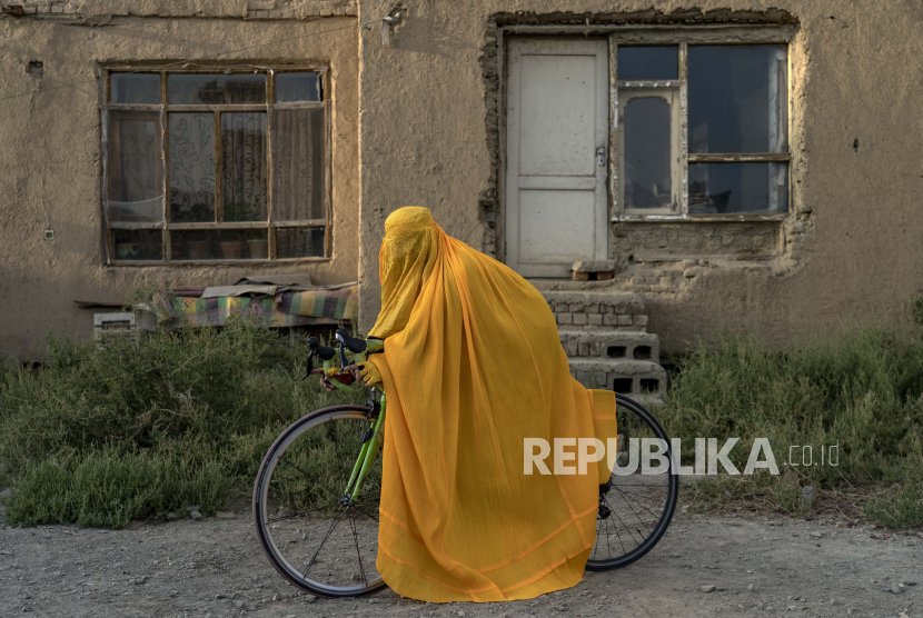 Seorang wanita Afghanistan berfoto dengan sepedanya di Kabul, Afghanistan, Senin, 19 September 2022. DK PBB Kutuk Tindakan Keras Taliban Terhadap Wanita Afghanistan