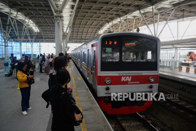 Penumpang bersiap menaiki KRL di Stasiun Manggarai, Jakarta, Ahad (12/2/2023). Direktorat Jenderal Perkeretaapian (DJKA) Kementerian Perhubungan (Kemenhub) mendukung upaya peremajaan sarana kereta rel listrik (KRL) yang sedang dilakukan oleh PT Kereta Commuter Indonesia (KCI) karena sarana kereta akan dipensiunkan.