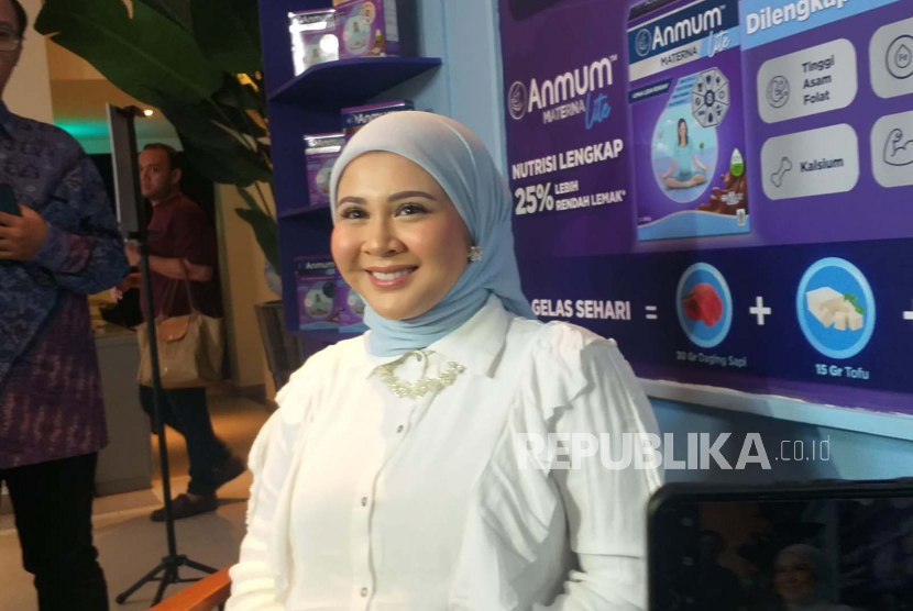 Kesha Ratuliu saat diwawancara usai peluncuran Anmum Lite di kawasan Gunawarman, Jakarta Selatan, Kamis (9/3/2023). Tengah hamil besar, Kesha mengaku akan tetap mencoba berpuasa.