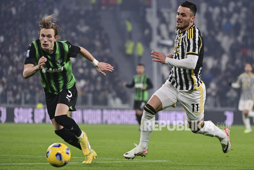 Ryan Flamingot dari Sassuol, kiri, dan Filip Kostic dari Juventus Turin (kanan) berebut bola saat pertandingan sepak bola Serie A antara Juventus Turin dan Sassuolo Calcio di Turin, Italia, Rabu (17/1/2024) dini hari WIB.