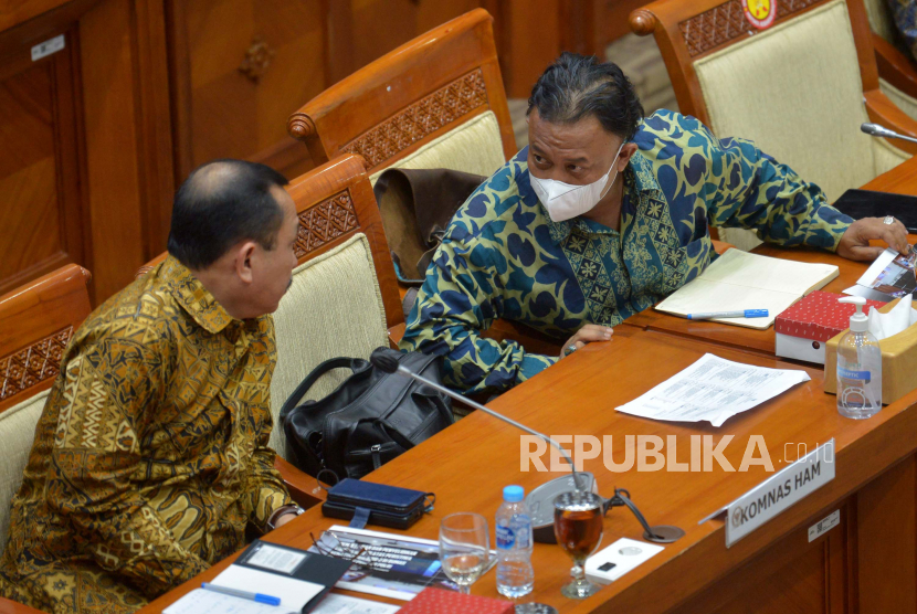 Ketua Komnas HAM Ahmad Taufan Damanik (kiri) berbincang dengan Komisioner Komnas HAM Choirul Anam (kanan) saat mengikuti Rapat Dengar Pendapat (RDP) dengan Komisi III DPR di Kompleks Parlemen, Senayan, Jakarta, Senin (22/8/2022). RDP tersebut membahas mengenai kasus penembakan Brigadir J yang melibatkan mantan Kadiv Propam Polri Irjen Ferdy Sambo. Prayogi/Republika