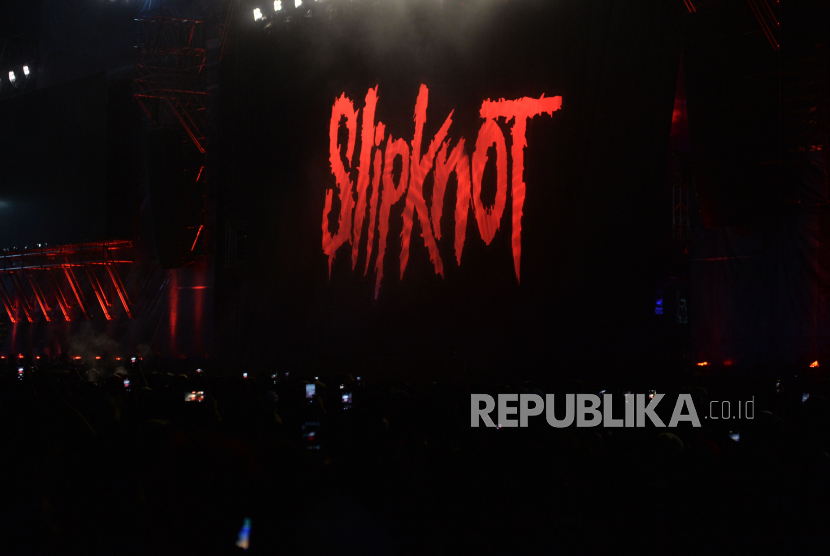 Grup band Slipknot tampil pada gelaran Hammersonic 2023 di Pantai Karnaval Ancol, Jakarta, Ahad (19/3/2023). Semakin maraknya perhelatan festival atau konser musik di Tanah Air memberikan angin segar bagi industri hiburan sekaligus membawa pengaruh pada gaya hidup generasi Covid. 