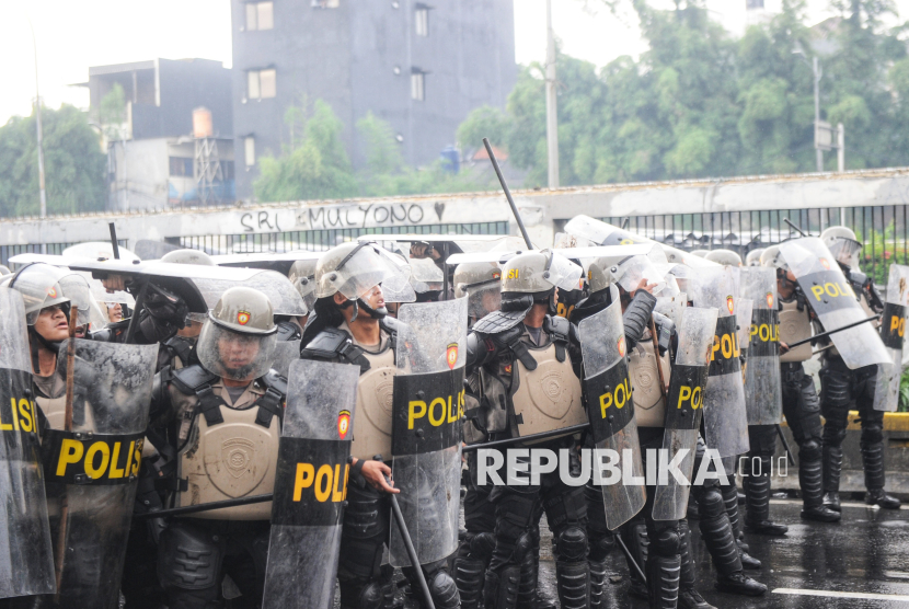 Anggota kepolisian berusaha membubarkan pengunjuk rasa saat aksi 28 Agustus 2025 di depan Kompleks Parlemen, Senayan, Jakarta, Kamis (28/8/2025). Aksi yang digelar untuk mengkritisi kinerja anggota dewan serta pemberian tunjangan perumahan bagi anggota DPR tersebut berakhir ricuh.