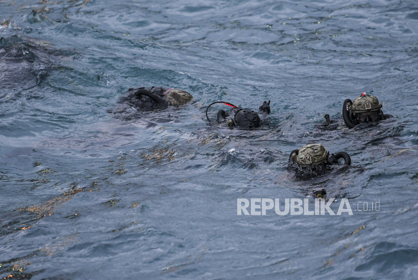 Sejumlah prajurit Komando Pasukan Katak (Kopaska) TNI AL melakukan penyerbuan dari laut saat latihan operasi (ilustrasi).