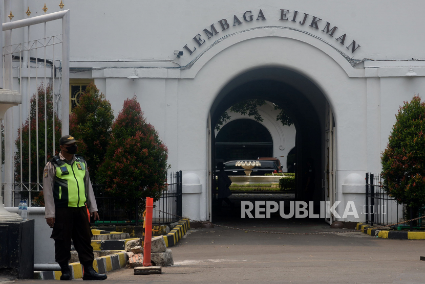 Petugas keamanan berjaga di depan Kantor Lembaga Biologi Molekuler (LBM) Eijkman di Jakarta, Rabu (5/1). LBM Eijkman dinyatakan resmi melebur bersama Badan Riset dan Inovasi Nasional (BRIN). Kini, Nama LBM Eijkman telah berubah menjadi Pusat Riset Biologi Molekuler (PRBM) Eijkman. Terintegrasinya LBM Eijkman ke dalam BRIN diharapkan akan memperkuat kompetensi periset biologi molekuler di Indonesia. Prayogi/Republika.