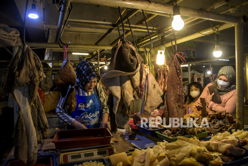 Pedagang melayani pembeli daging sapi di Pasar Kosambi, Kota Bandung, Jumat (25/2/2022). Berdasarkan keterangan pedagang, sejak sepekan terakhir harga daging sapi di pasar tersebut mengalami kenaikan hingga Rp130 ribu per kilogram. Kenaikan tersebut berdampak pada turunnya daya beli masyarakat dan menurunnya omzet pedagang hingga 50 persen. Foto: Republika/Abdan Syakura