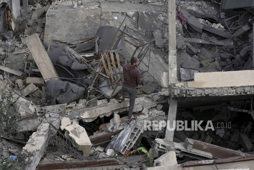  Warga Palestina memeriksa puing-puing rumah anggota Jihad Islam Anas Al Massri setelah terkena serangan udara Israel tadi malam di Beit Lahiya, Jalur Gaza utara, Kamis (11/5/2023). Aktivis: Gaza Krisis Obat-obatan