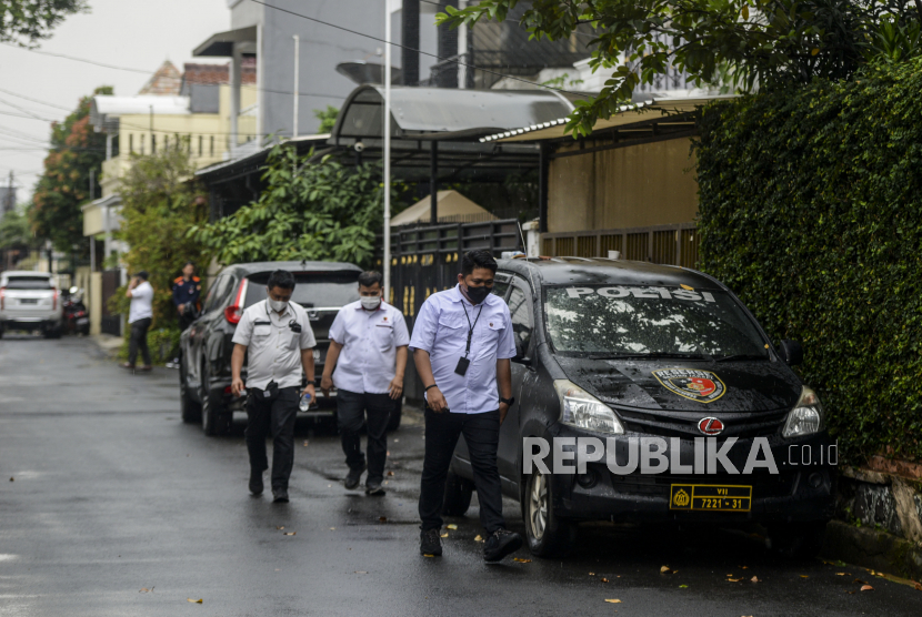 Kkepolisian menjaga ketat rumah dinas Kadiv Propam Polri Irjen Ferdy Sambo saat berlangsungnya olah TKP di Kompleks Polri Duren Tiga, Kecamatan Pancoran, Jakarta Selatan, Rabu (13/7/2022). 