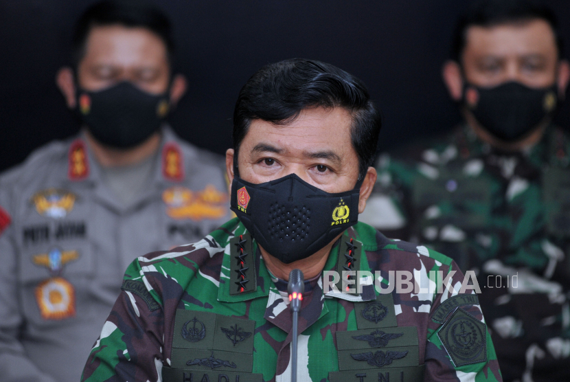 Panglima TNI Marsekal TNI Hadi Tjahjanto (tengah) 