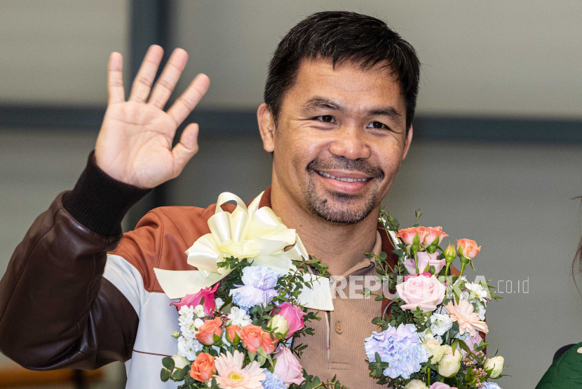  Politisi Filipina dan mantan petinju profesional Manny Pacquiao melambaikan tangan kepada wartawan setibanya di Bandara Internasional Incheon, sebelah barat Seoul, 10 Oktober 2022.