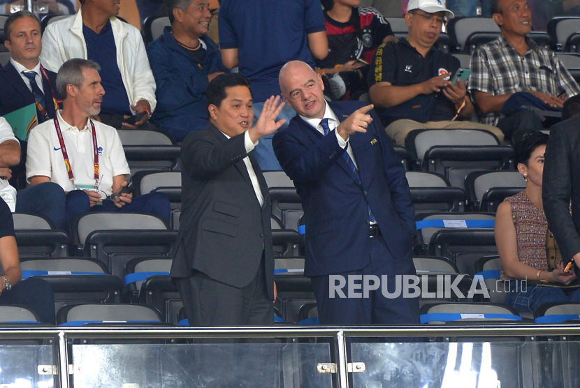 Ketum PSSI Erick Thohir bersama Presiden FIFA Gianni Infantino hadir dalam partai final Piala Dunia U17 antara Jerman melawan Prancis di Stadion Manahan, Surakarta, Jawa Tengah, Sabtu (2/12/2023).