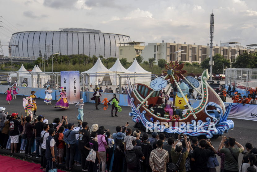 Peserta berparade dalam pagelaran Jakarnaval 2022 di Jakarta International Eprix Circuit, Ancol, Jakarta, Ahad (14/8/2022). Jakarnaval 2022 bertemakan Kekayaan Intelektual Nusantara untuk Dunia tersebut menampilkan parade komunitas pegiat seni budaya, marching band dan kendaraan hias. Republika/Putra M. Akbar