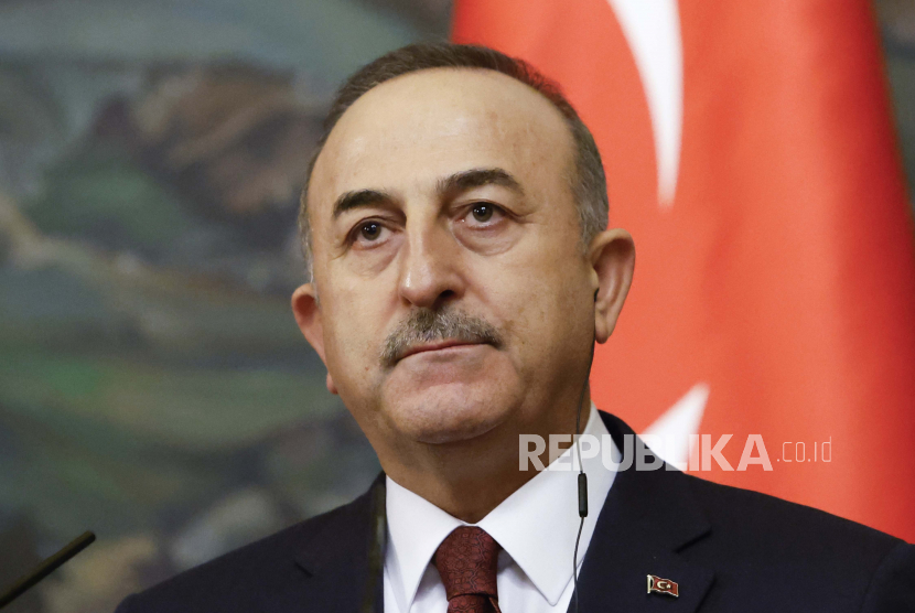  Menteri Luar Negeri Turki Mevlut Cavusoglu. Turki Serukan Sikap Bersama Ringankan Penderitaan Muslim