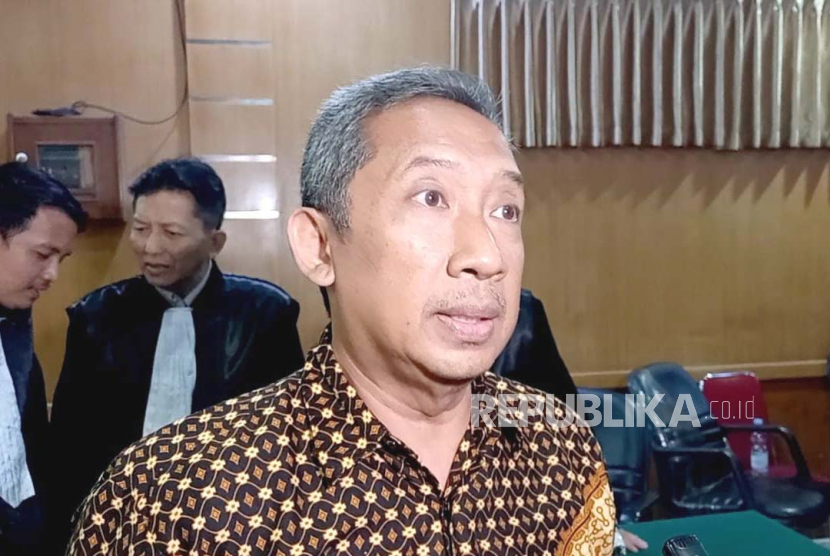 Mantan Wali Kota Bandung Yana Mulyana merespon vonis empat tahun penjara terhadap dirinya di Pengadilan Negeri Bandung, Rabu (13/12/2023). 