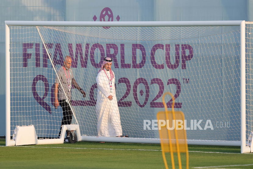  Qatar akan Penjarakan Wanita yang Gunakan Pakaian tak Pantas Selama Piala Dunia. Foto:  Yasser Al Misehal (R), presiden Federasi Sepak Bola Arab Saudi (SAFF), menghadiri sesi latihan tim sepak bola nasional Arab Saudi di Doha, Qatar, 18 November 2022. Piala Dunia FIFA 2022 akan berlangsung dari 20 November hingga 18 Desember 2022 di Qatar.