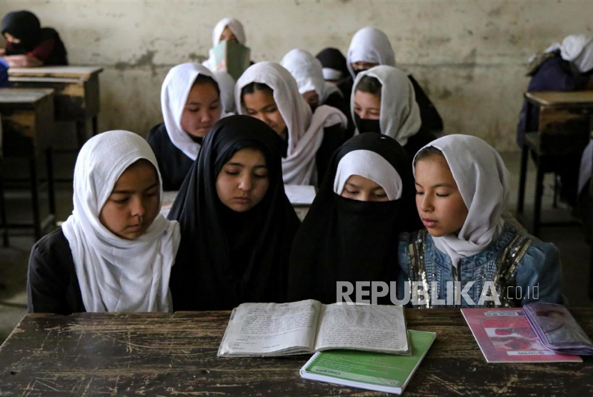 Para siswi yang mengikuti kelas dasar duduk di ruang kelas pada awal tahun ajaran baru di Kabul, Afghanistan, Sabtu (25/3/2023). Tahun pendidikan baru Afghanistan dimulai, tetapi sekolah menengah atas tetap ditutup untuk anak perempuan untuk tahun kedua setelah Taliban kembali berkuasa pada tahun 2021.
