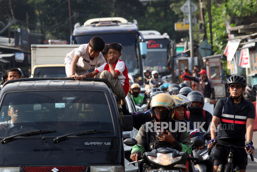 Kepadatan kendaraan wisatawan  di jalur wisata Puncak, Gadog, Kabupaten Bogor, Jawa Barat, Sabtu (23/12/2023). 