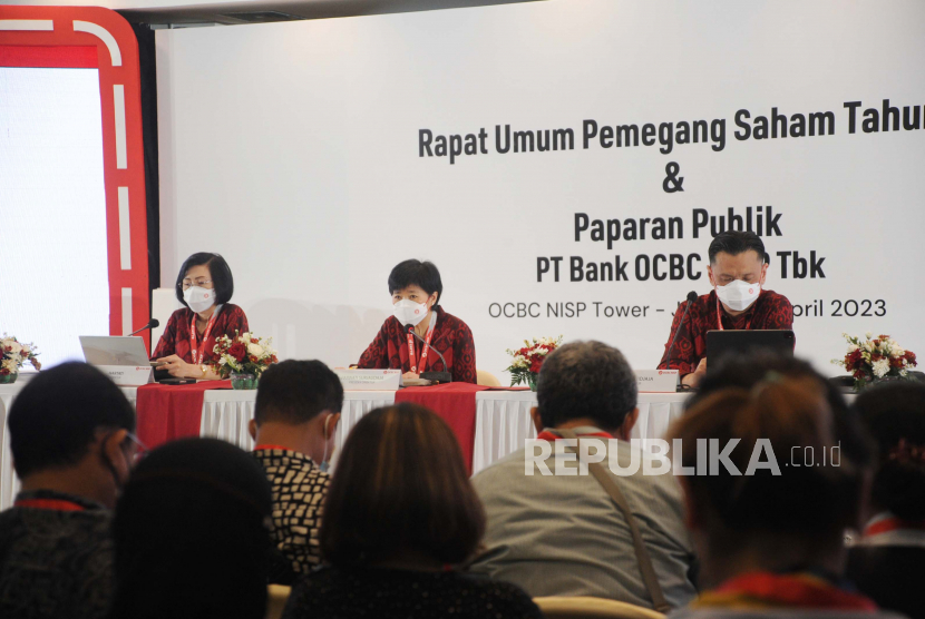 Direktur Utama Bank OCBC NISP Parwati Surjaudaja (tengah) berbincang dengan Direktur Bank OCBC NISP, Ibu Hartati (kiri), Direktur Bank OCBC NISP, Bapak Martin Widjaja (kanan) berbicara saat Paparan Publik Rapat Umum Pemegang Saham Tahunan (RUPST) Bank OCBC NISP 2023 di Jakarta, Selasa (11/4/2023). 