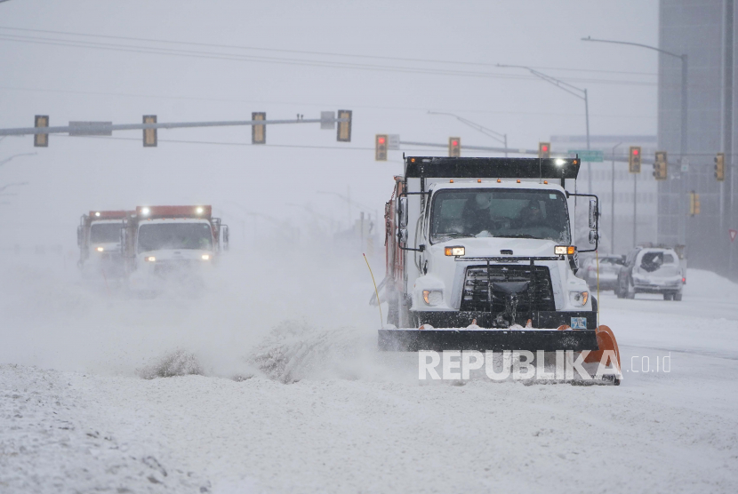 Mesin bajak salju bekerja untuk membersihkan jalan selama badai musim dingin hari Minggu, 14 Februari 2021, di Oklahoma City. Salju dan es menyelimuti sebagian besar AS pada hari Minggu, mendorong penerbangan yang dibatalkan, membuat mengemudi berbahaya dan menjangkau daerah-daerah sejauh Pantai Teluk Texas, tempat salju dan hujan es diperkirakan akan terjadi dalam semalam.