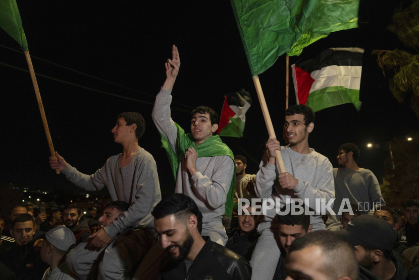 Warga Palestina merayakan kebebasannya bersama warga yang menunggu mereka, setelah meninggalkan penjara militer Isareli Ofer, di kota Beitonia dekat Ramallah, Tepi Barat, Jumat (24/11/2023). 