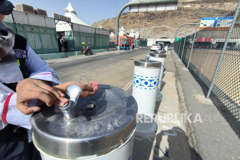 Fasilitas minum di Mina, tempatnya berada di pinggir jalan utama, jamaah haji bisa meminum air langsung dari tempat tersebut.  Selasa (21/6/2023)