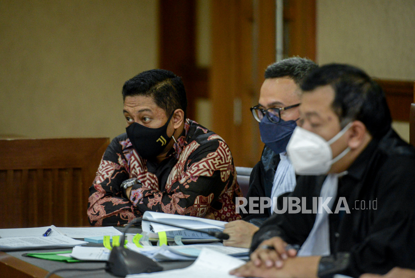 Terdakwa mantan penyidik KPK Stepanus Robin Pattuju mendengarkan keterangan saksi saat sidang lanjutan terkait kasus dugaan suap penanganan perkara di Pengadilan Tipikor, Jakarta Pusat, Senin (20/9). Sidang tersebut beragendakan pemeriksaan sejumlah saksi yang dihadirkan Jaksa Penuntu Umum (JPU) KPK diantaranya Agus Susanto pihak swasta, adik pacar terdakwa Riefka Amalia, dan teman wanita terdakwa Rizki Cinde.
