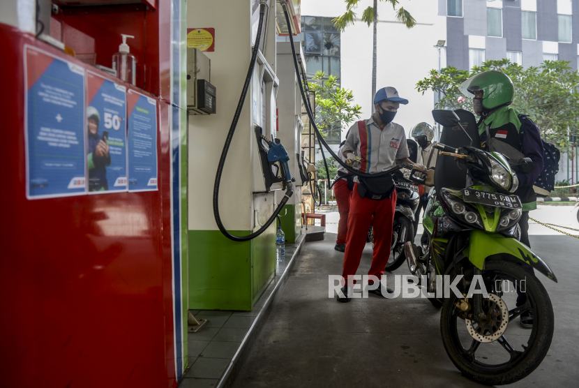 Pengemudi ojek online mengisi bahan bakar di SPBU Cikini, Jakarta Pusat, Selasa (14/4). Harga minyak mentah melonjak pada akhir perdagangan Selasa (5/5) karena beberapa negara melonggarkan aturan lockdown. 