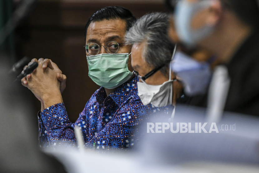 Terdakwa mantan Menteri Sosial Juliari Batubara (kiri) mengikuti sidang lanjutan kasus korupsi Bantuan Sosial (Bansos) COVID-19 di Pengadilan Tipikor, Jakarta, Senin (7/6/2021). Sidang tersebut beragenda mendengarkan keterangan saksi mantan Pejabat Pembuat Komitmen (PPK) Bantuan Sosial (Bansos) terkait Corona, Matheus Joko Santoso. 