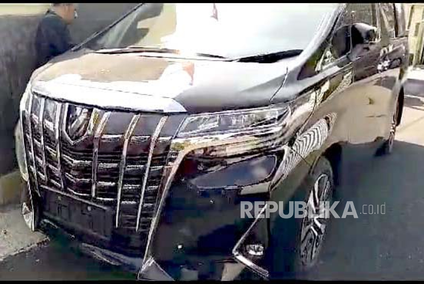 Kondisi mobil Toyota Alphard yang mengalami kecelakaan di Jalan Ciamis-Banjar, Desa Karangkamulyan, Kecamatan Cijeungjing, Kabupaten Ciamis, Jawa Barat, Selasa (8/8/2023). Mobil itu ditumpangi Bupati 