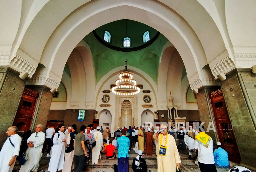 Umat Islam dari berbagai negara saat mengunjungi Masjid Quba di Madinah, Arab Saudi, Jumat (5/5/2023).