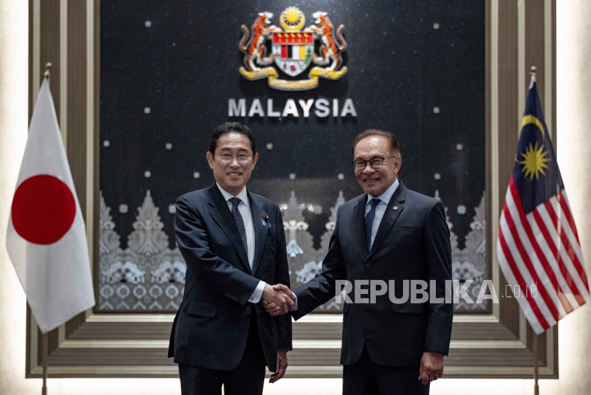 PM Jepang Fumio Kishida dan PM Malaysia Anwar Ibrahim bertemu di Kantor Perdana Menteri Malaysia, di Kuala Lumpur, Ahad (5/11/2023).