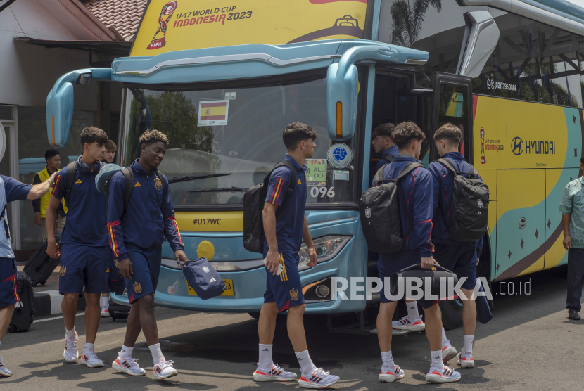 Pesepak bola Tim Nasional Spanyol U-17 memasuki bus setibanya di Bandara Adi Soemarmo, Boyolali, Jawa Tengah, Senin (6/11/2023). Timnas Spanyol U-17 akan bertanding pada grup B Piala Dunia U-17 2023 bersama Uzbekistan, Kanada dan Mali.  