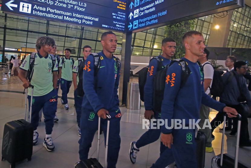 Pesepak bola Tim Nasional Brasil U-17 tiba di Bandara Soekarno Hatta, Tangerang, Banten, Sabtu (4/11/2023). Timnas Brasil yang merupakan juara bertahan dalam Piala Dunia U 17 berada di Group C bersama Iran, Kaledonia Baru dan Inggris. 