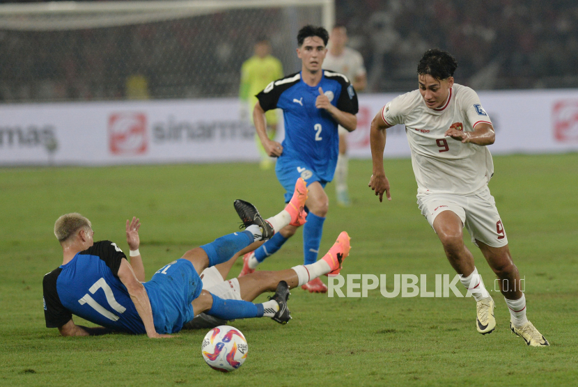 Pemain timnas Indonesia Rafael Struick berusaha melewati adangan pemain Filipina pada pertandingan Kualifikasi Piala Dunia 2026 di Stadion Utama GBK, Jakarta, Selasa (11/6/2024). Indonesia mengalahkan Filipina dengan skor 2-0.