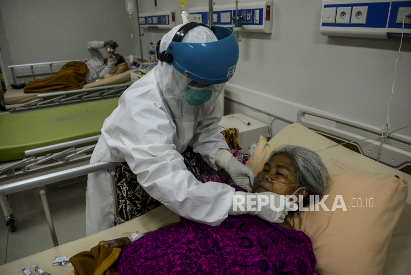 Tenaga kesehatan memperbaiki selang oksigen pasien positif Covid-19 di RSUD Kota Bogor, Jawa Barat, Ahad (20/6). Tercatat sekitar 90 persen tingkat keterisian tempat tidur di RSUD Kota Bogor telah terisi oleh pasien positif Covid-19 dengan total pasien sebanyak 115 orang. Republika/Putra M. Akbar